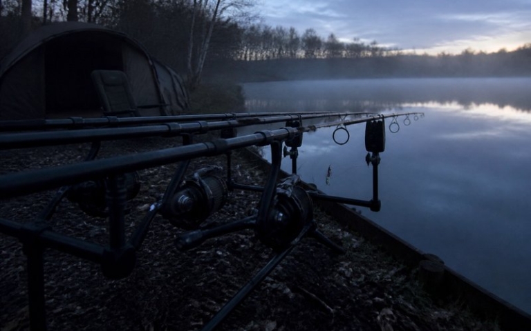 Zwei Karpfenruten auf dem Rod Pod am nächtlichen See