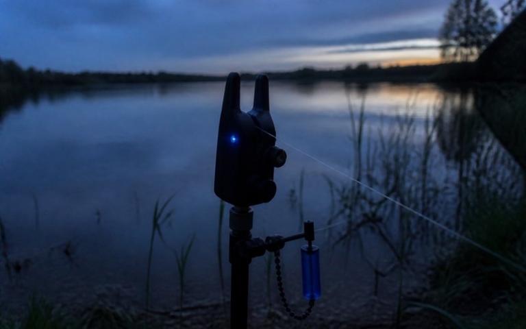 Elektronischer Bissanzeiger an der Karpfenrute