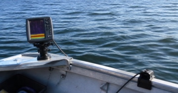 Echolot mit Geber an einem Angelboot