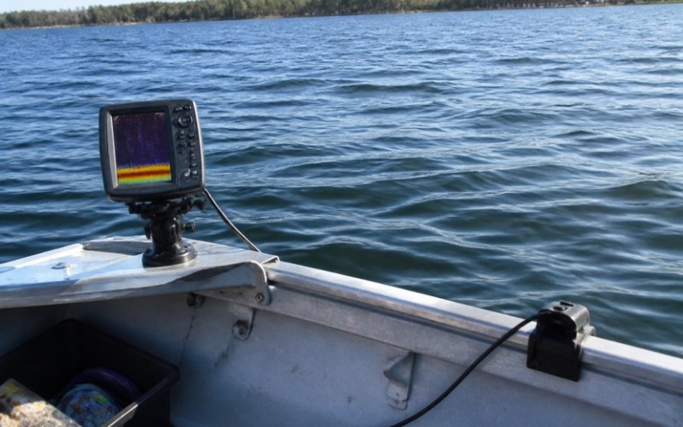 Echolot mit Geber an einem Angelboot